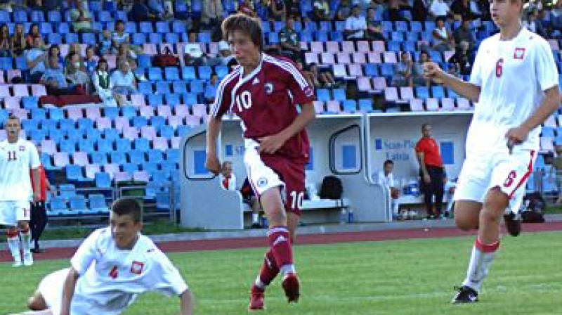 Dāvis Ikaunieks (sarkanajā kreklā)
Foto: www.liepajniekiem.lv