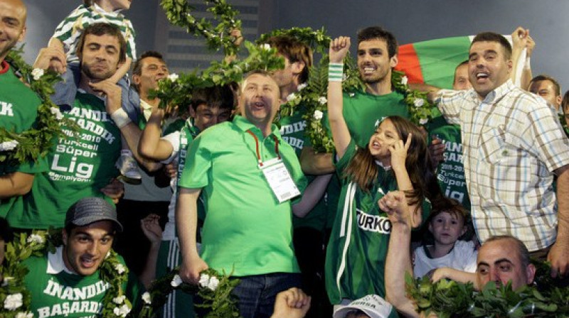 ''Bursaspor'' futbolisti kopā ar līdzjutējiem
Foto: Scanpix Sweden