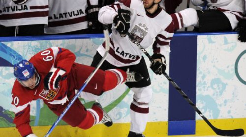 Arvīds Reķis aizsardzībā pret Čehijas izlasi
Foto: Romāns Kokšarovs, Sporta Avīze, f64
