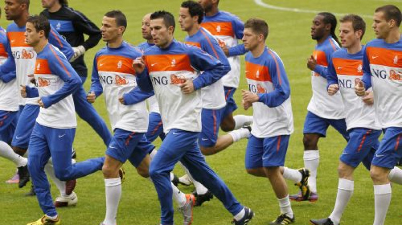 Nīderlandes futbolisti treniņā
Foto: AP/Scanpix