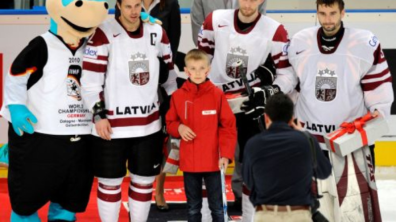 Latvijas izlases labākie hokejisti čempionātā - Herberts Vasiļjevs, Arvīds Reķis un Edgars Masaļskis
Foto: Romāns Kokšarovs, Sporta Avīze, f64