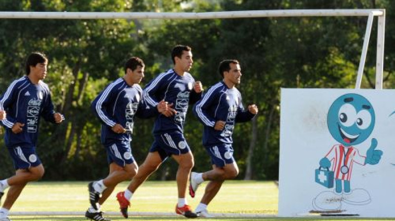 Paragvajas futbolisti treniņa laikā
Foto: AFP