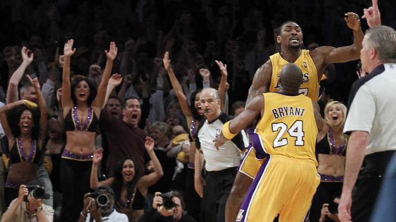 Kobe Braients steidz apsveikt Ronu Ārtestu ar precīzu izšķirošo metienu 
Foto: AP/Scanpix