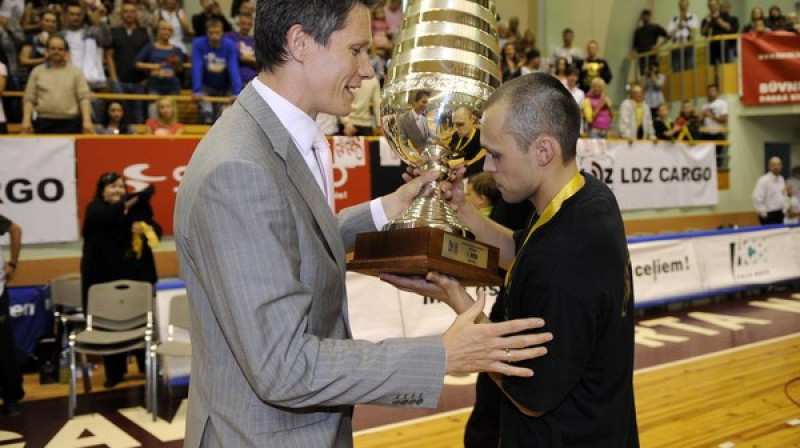 Edijs Šlesers saņem LBL čempionu kausu no LBS ģenerālsekretāra Edgara Šnepa rokām
Foto: Romāns Kokšarovs, Sporta Avīze, f64