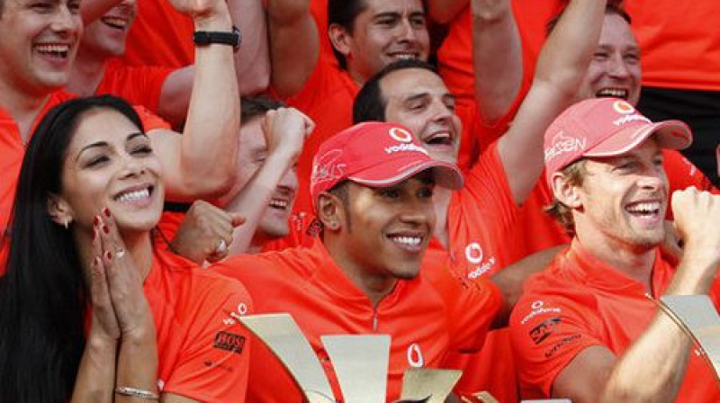 "McLaren" pilots Luiss Hamiltons svin uzvaru kopā ar draudzeni Nikolu Šerzingeru, Džensonu Batonu un komandas mehāniķiem
Foto: AP/Scanpix