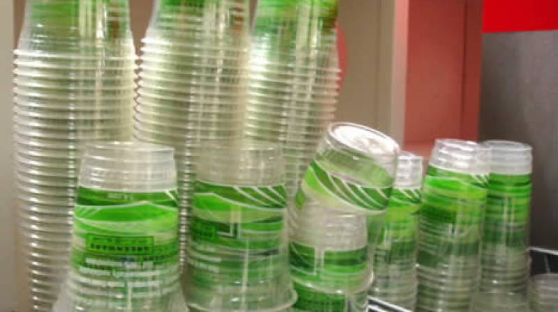 Izmanto bioplastiku, kas augsnē sadalās, nevis parasto plastmasu.
Publicitātes foto