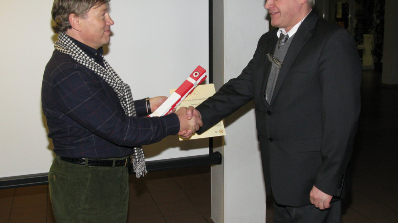 LDF prezidents G.Ķirsons (no kreisās) pasniedz docentam Andrim Pimenovam 6. dan jostu un sertifikātu