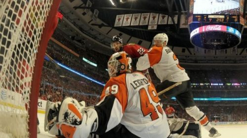 Oskars Bārtulis cīņā pie savas komandas vārtiem
Foto: AFP/Scanpix