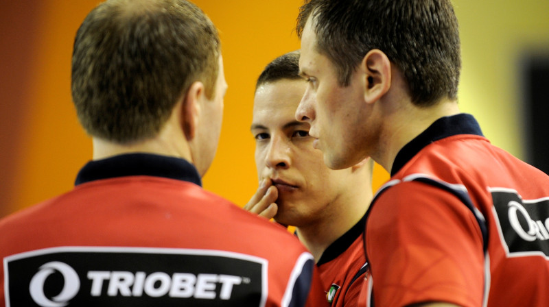 Oļegs Latiševs (vidū) apspriedē ar kolēģiem, citiem augstākā līmeņa Latvijas tiesnešiem, Andri Aunkrogeru un Ingu Baumani. 
Foto: Romāns Kokšarovs, Sporta Avīze, f64