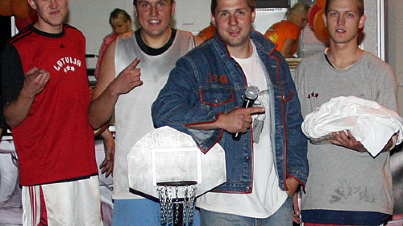 "Post Club" basketbolisti un Raimonds Elbakjans
Foto: Renārs Buivids