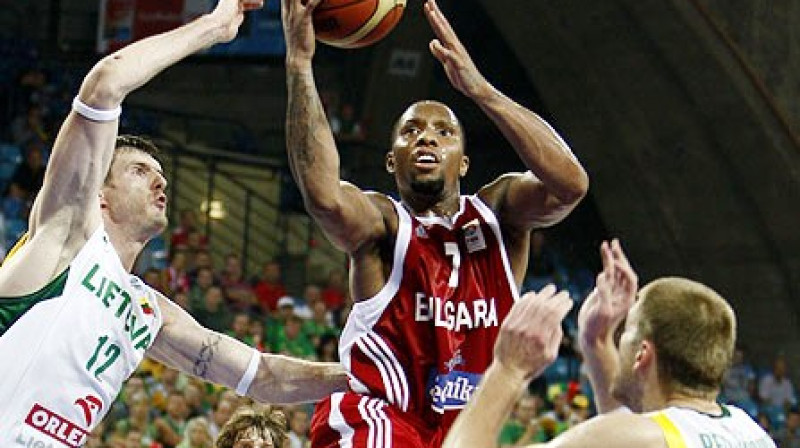 Ar bumbu Ērls Roulends
Foto: FIBA-Europe