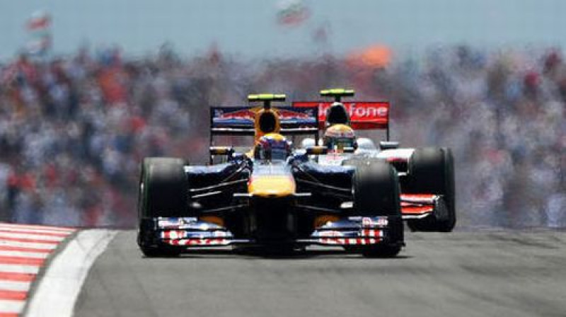 "Red Bull" pilots Marks Vēbers (priekšplānā) un Lūiss Hamiltons no "McLaren"
Foto: AFP/Scanpix