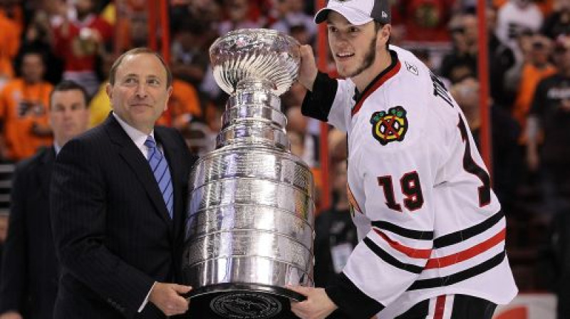 ''Blackhawks'' kapteinis Džonatans Teivzs saņem Stenlija kausu
Foto: AFP/Scanpix