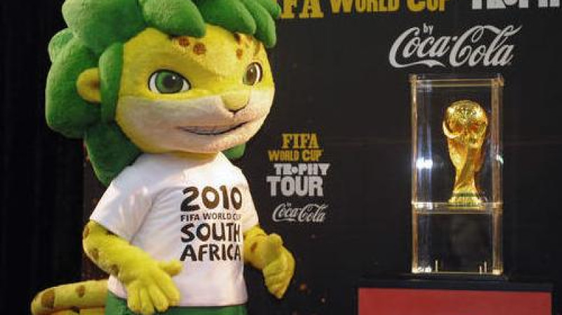 PK izcīņas talismans Zakumi un pats PK kauss
Foto: AFP/Scanpix