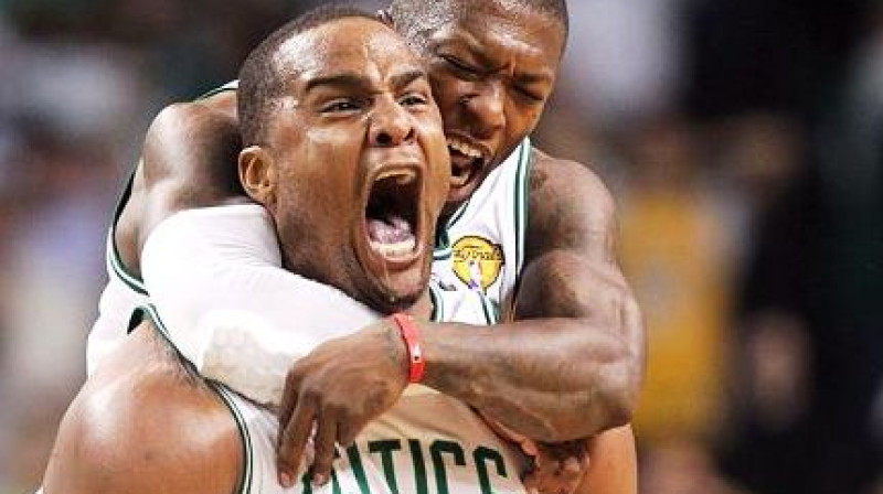 Glens Deiviss Neita Robinsona apskāvienos
Foto: AP/Scanpix