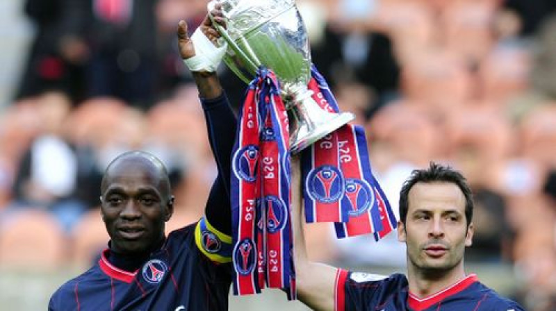 Klods Makelele (pa kreisi) ar Francijas kausu
Foto: AFP/Scanpix