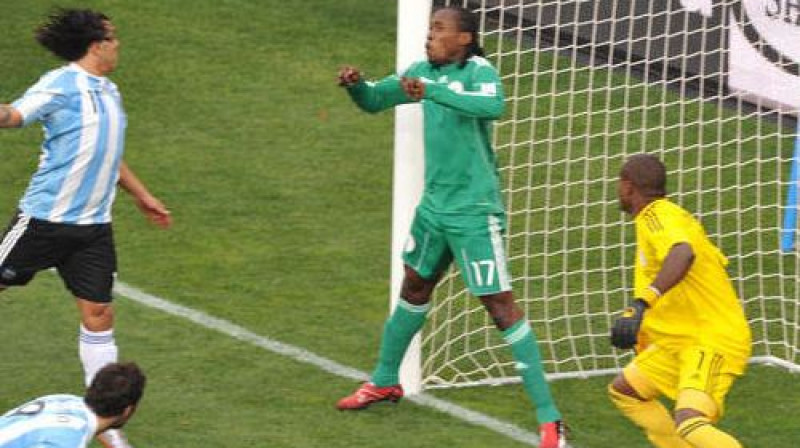 Pēc Gabriela Hainces sitiena bumba lido vārtos
Foto: AFP/Scanpix