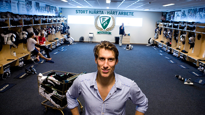 Henriks Karlsons jaunajā sezonā pozēs Rīgas Dinamo ģērbtuvē... 

Foto: Farjestad