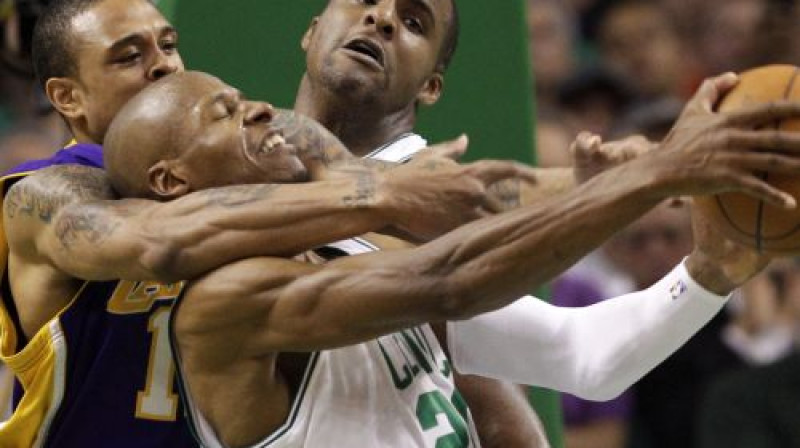 "Lakers" basketbolisti zina, kā jāsedz Rejs Alens
Foto: AFP/Scanpix