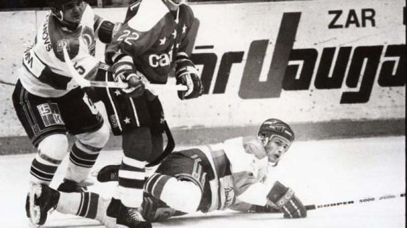 Sergejs Čudinovs un Normunds Sējējs (?) divatā tur Dino Čikarelli.