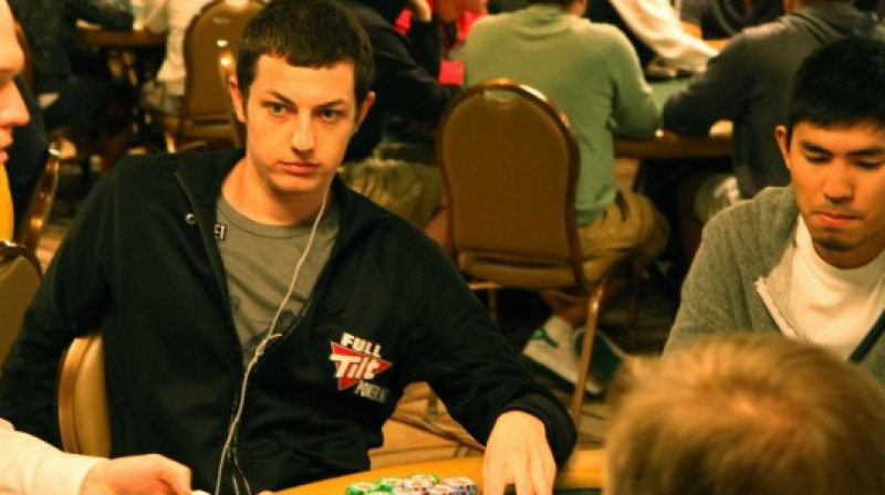 Tom Dwan jeb Durrr, skraidīja no vienas zāles uz otru, lai paspētu uzspēlēt gan PLO #28, gan Limit turnīru #29