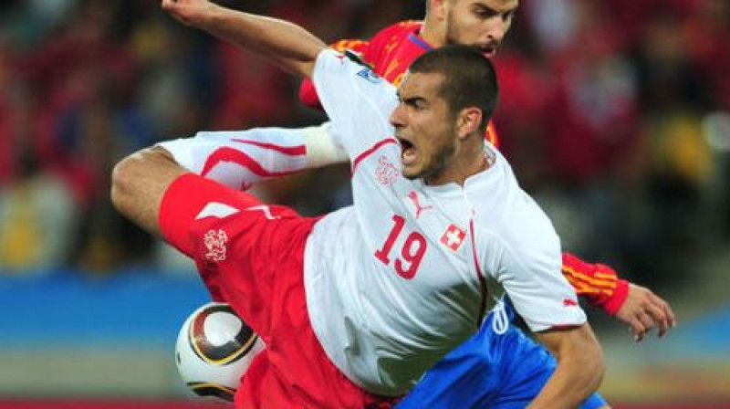 Džerards Pikē cīņā ar Šveices uzbrucēju Erenu Derdijoku
Foto: AFP