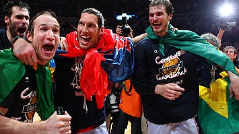 "Caja Laboral" basketbolisti pēc ACB līgas čempiontitula izcīnīšanas - Fernando San Emeterio, Valters Hermans un Tiago Spliters
Foto: acb.com