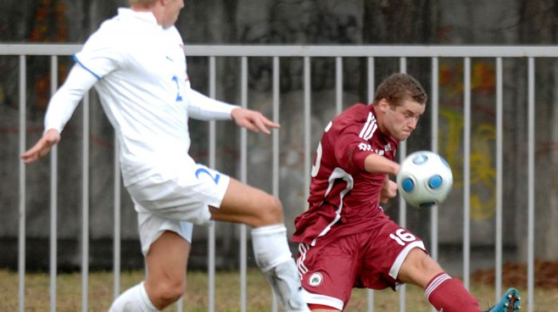 Darbībā viens no šodienas mača aktīvākajiem 
spēlētājiem - Alans Siņeļņikovs (pa labi)
Foto: Romans Kokšarovs, Sporta Avīze, f64