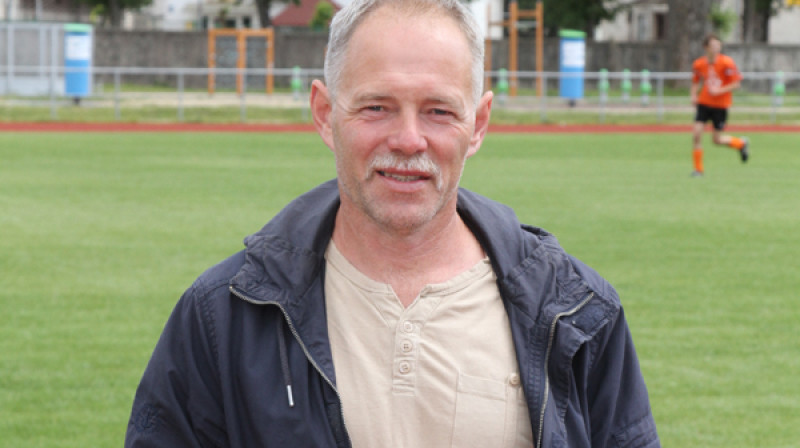 «OVV» Jāni Cīruli satika nekur citu, kā stadionā, intervija tapa spēles laikā, kamēr Ogres FK «33» puikas laukumā cīnījās ar saviem vienaudžiem no «Liepājas Metalurga»