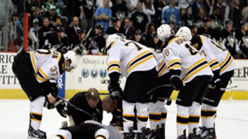 Bostonas "Bruins" komanda pēc Meta Kuka spēka paņēmiena pret Marku Savāru.
Foto: AP/Scanpix