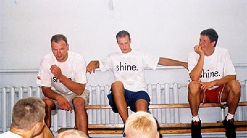 Uvis Helmanis, Roberts Štelmahers 2002. gadā viesojās "Basketbuma" nometnē Skrundā
Foto: Basketbums
