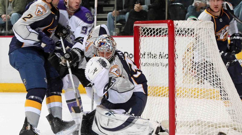 "Flyers" jaunpienācējam Denam Hemhūsam (Nr. 2) filadelfiešu līdzjutēji jaunās sezonas sākumā atvēl vietu trešajā aizsargu pārī kopā ar Oskaru Bārtuli
FOTO: AP/"Scanpix"