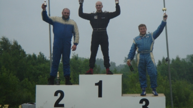 Atis Veismanis (pa kreisi) un Mārcis Birkens (vidū)
Foto: ''Papa's racing team''