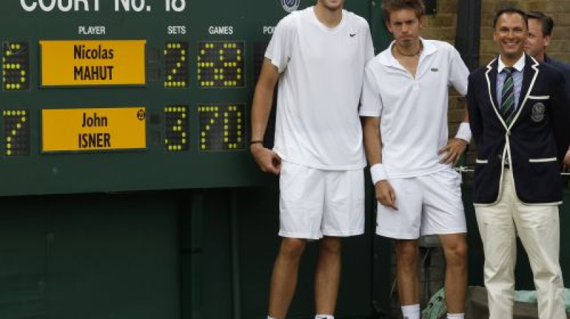 Džons Isners, Nikolā Maū un spēles tiesnesis Mohemeds Lejani
Foto: Reuters/Scanpix