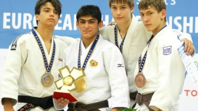 Vakar Latvijai bronzas medaļu izcīnīja Vladislavs Staruhs (otrais no labās)
Foto: www.eju.net