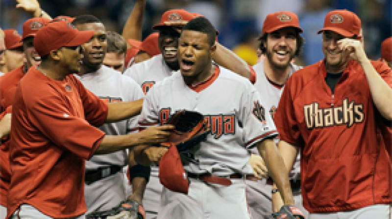 Arizonas "Diamondbacks" beisbolisti apsveic Edvinu Džeksonu
Foto: AP/Scanpix