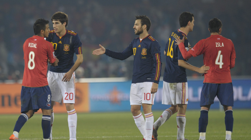 Spānijas un Čīles spēles izskaņā abas komandas apmierināja rezultāts 2:1, un laukumā varēja vērot draudzīgu atmosfēru.
Foto: AFP