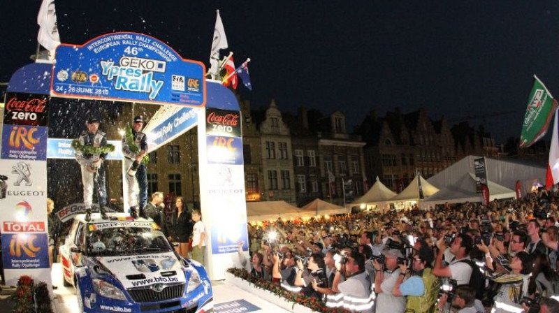 Fredijs Loikss ar stūrmani līksmo
Foto: ircseries.com