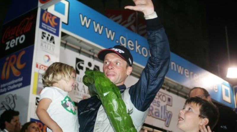 Fredijs Loikss ar saviem bērniem pēc izcīnītās uzvaras
Foto: ircseries.com