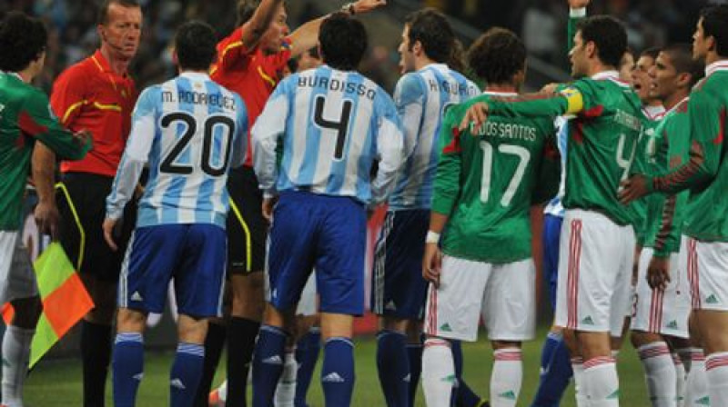 Argentīnas un Meksikas futbolisti cenšas ieskaidrot savu taisnību spēles tiesnešiem
Foto: AFP/Scanpix