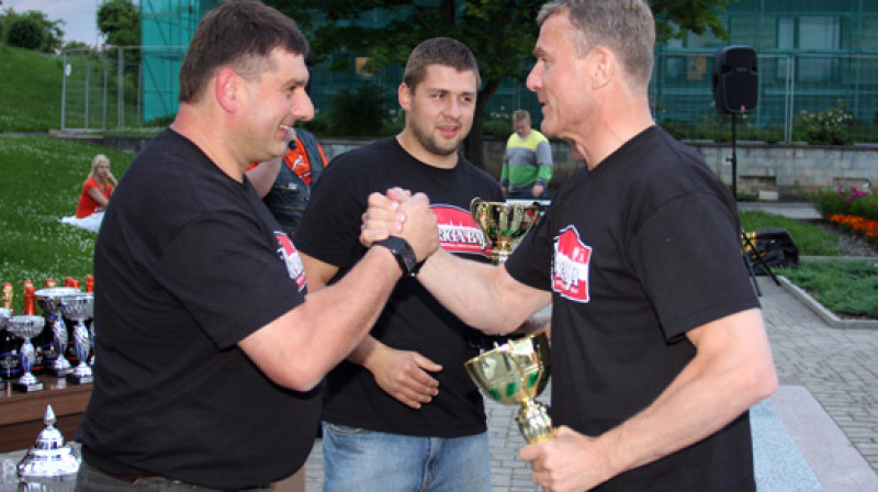 "Riga Baja" organizators Roberts Elbakjans sveic Jāni Nagli ar otro vietu
Foto: Renārs Buivids