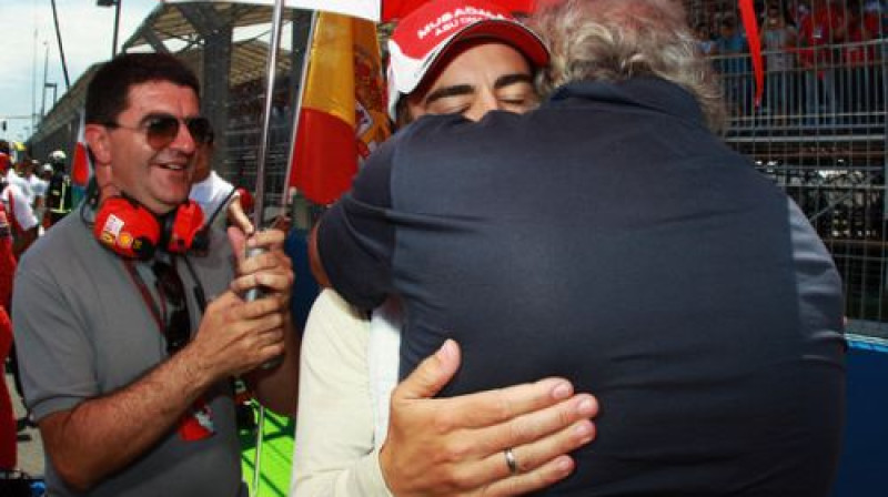 Vecie labie draugi - Fernando Alonso un Flavio Briatore pirms Eiropas GP starta
Foto: Sutton Motorsport