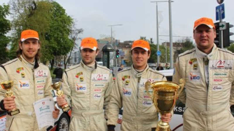 "LMT rallija komandas" abas ekipāžas līksmo pēc Lietuvas rallijā izcīnītās dubultuzvaras
Foto: www.neiksans.lv