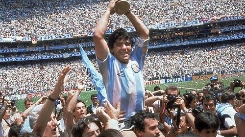Maradona pirms 24 gadiem ar trofeju pēc uzvaras pār Rietumvāciju
Foto: AP/Scanpix