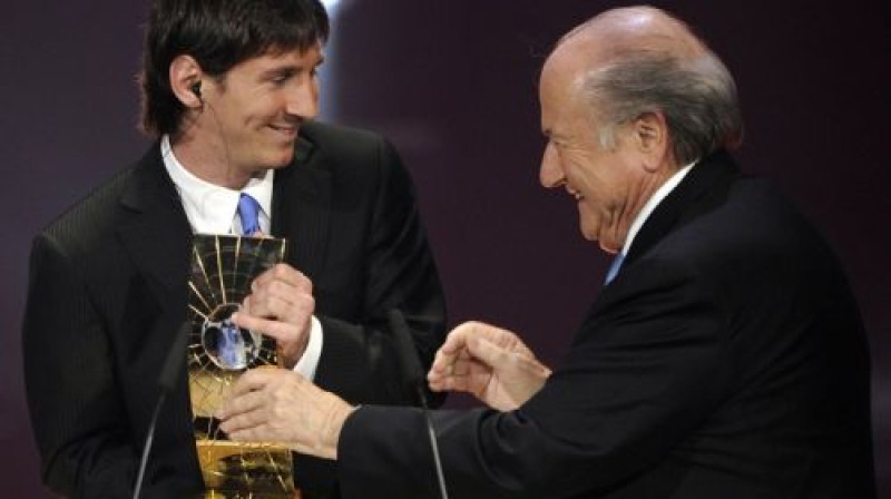 Lionels Mesi saņem 2009. gada balvu no FIFA prezidenta Zepa Blatera
Foto: AFP/Scanpix