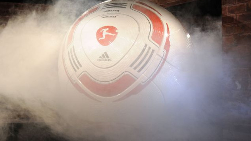 Jaunās Bundeslīgas spēļu bumbas milzīga replika
Foto: AFP/Scanpix