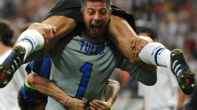 Frančesko Toldo ar komandas kapteini Havjeru Dzaneti uz pleciem pēc triumfa Čempionu līgā
Foto: AFP/Scanpix