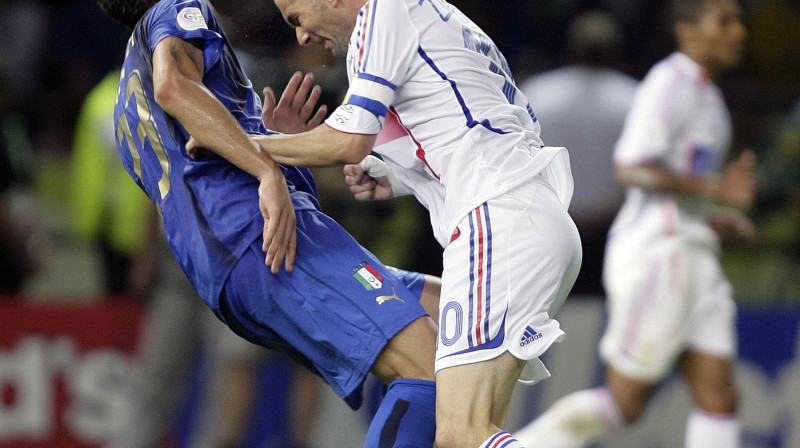 Zinedina Zidāna trieciens ar galvu Marko Materaci krūtīs. Sarkanā kartīte, taču - pareizi darīts, Zizū...
FOTO: "Reuters"/"Scanpix"