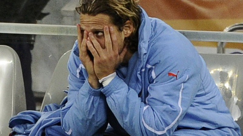 Pārgurušais Djego Forlans no rezervistu soliņa noskatījās mača beigas.
Foto: Reuters