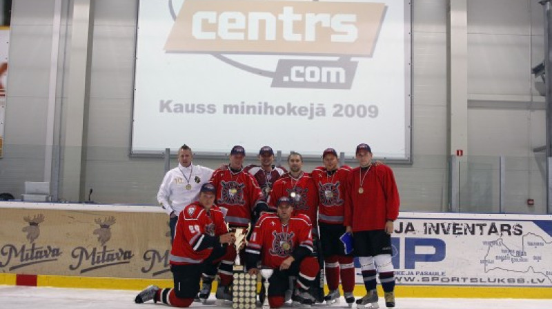 2009. gada B grupas uzvarētāji un pretendenti uz lielo kausu arī šogad- komanda "Šušara"
Foto: Jānis Spigovskis, UHL